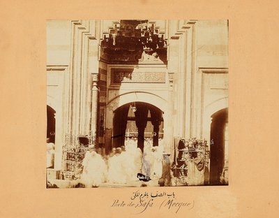 La puerta de la Safa, una de las fotos de La Meca y los Lugares Santos del Islam, c.1879-80 (impresión a la albúmina) de Muhammad Sadiq Bey