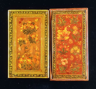 Un par de estuches de espejo de la dinastía Safavid, pintados con diseños florales, uno con una abubilla posada, c.1671-2 de Muhammad Zaman