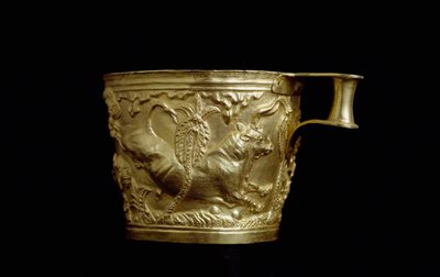 Arte micénico: copa de oro decorada con un relieve de toro de Vaphio de Mycenaean
