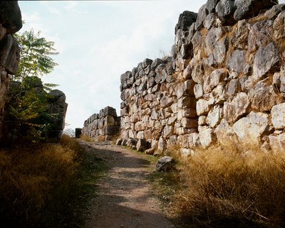 Arte micénico: acceso a la fortaleza superior de la ciudadela micénica, ciudad de Tirinto, alrededor de 1200 a.C. Grecia de Mycenaean