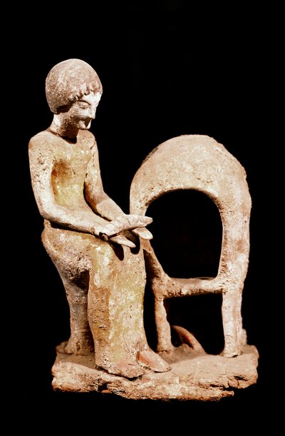 Arte micénico: figura femenina cerca de un horno sosteniendo un pan en la mano. Siglo XVI a.C. Estrasburgo, museo arqueológico de Mycenaean