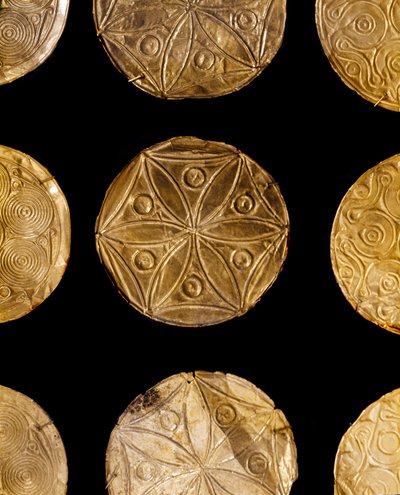 Arte micénico: discos ceremoniales de oro usados para decorar la ropa de la Tumba III, Micenas de Mycenaean