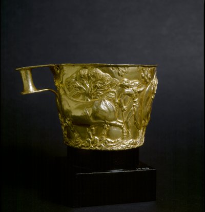 Arte micénico: copa de oro decorada con una escena de captura de un toro. 1500 a.C. Del sitio de Vaphio cerca de Esparta. Atenas, Museo Arqueológico Nacional de Mycenaean