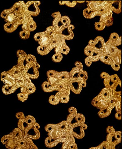 Arte micénico: pequeños broches de oro con forma de pulpo de la tumba III, Micenas. Siglo XVI a.C. Atenas, Museo Arqueológico Nacional de Mycenaean
