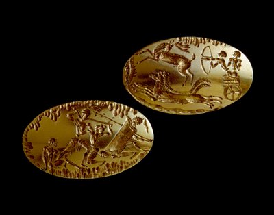 Arte micénico: dos sellos de oro con la representación de una escena de caza en un carro y un guerrero enfrentando a tres oponentes. 1550-1100 a.C. de la tumba IV de Micenas. Museo Arqueológico Nacional de Atenas (inv. 240 y 241) de Mycenaean