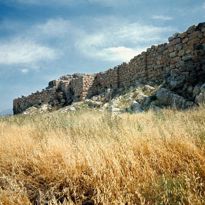 Arte micénico: vista de las ruinas del muro de la ciudad de Tirinto construida alrededor de 1200 a.C. Grecia de Mycenaean