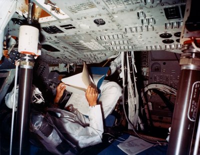 Un astronauta dentro de un módulo de comando de la NASA, años 1970 de NASA Images