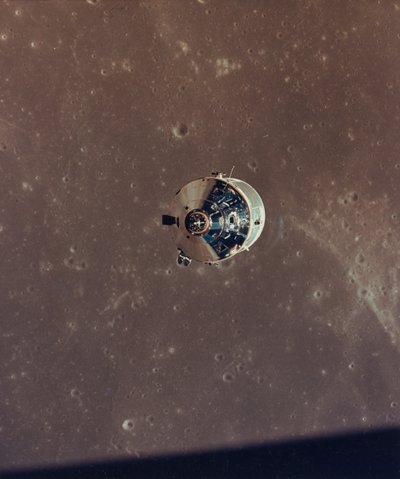 Módulos de Comando y Servicio del Apollo 11 fotografiados desde el Módulo Lunar en órbita, 1969 de NASA Images
