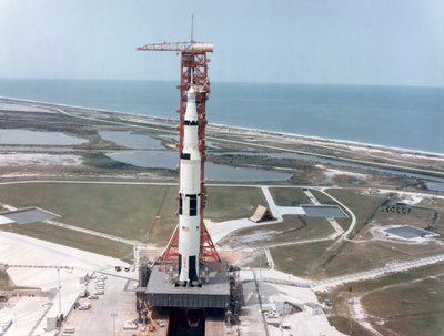 Apollo 15 en la plataforma de lanzamiento en el Centro Espacial Kennedy, Florida, EE.UU., 1971 de NASA Images