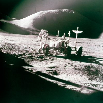 Astronauta con vehículo lunar en la Luna, años 1970 de NASA Images
