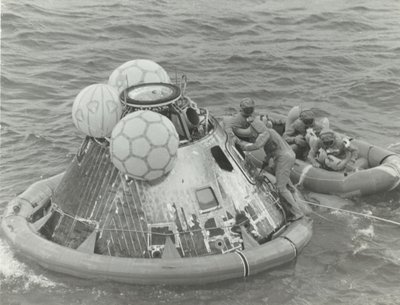 [Astronautas en bote salvavidas después del amerizaje del Apollo 11], 1969 de NASA Images