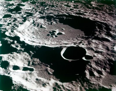 Vista de cerca de un cráter en la superficie de la Luna de NASA Images
