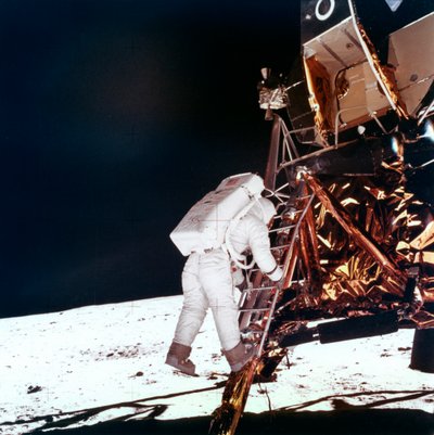 Edwin Buzz Aldrin desciende los escalones de la escalera del Módulo Lunar para caminar en la Luna, 1969 de NASA Images