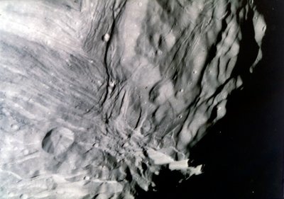 Miranda, una de las lunas de Urano, vista desde Voyager 2, 24 de enero de 1986 de NASA Images