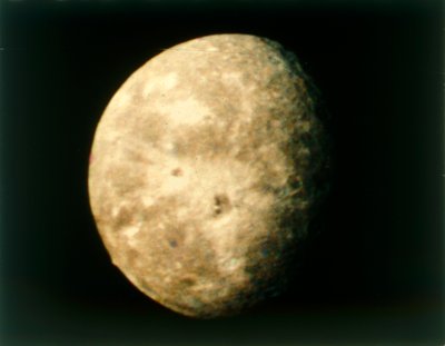 Oberón, luna de Urano, desde Voyager 2, 24 de enero de 1986 de NASA Images