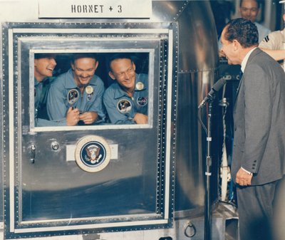 [El presidente Richard M. Nixon da la bienvenida a los astronautas del Apollo 11 a bordo del barco de recuperación USS Hornet] de NASA Images