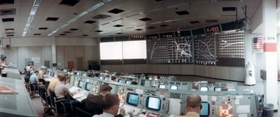 La sala de control de operaciones de la misión en el Centro de Control de Misión, Houston, Texas, EE.UU., 1971 de NASA Images
