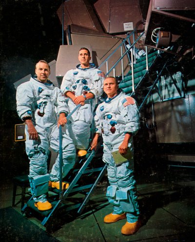La tripulación del Apolo 8 frente a un simulador, 1968 de NASA Images