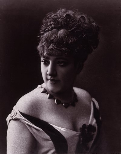 Retrato de mujer. Rostro de una mujer que lleva un escote y un collar con colgantes en forma de corazón. de studio of Nadar