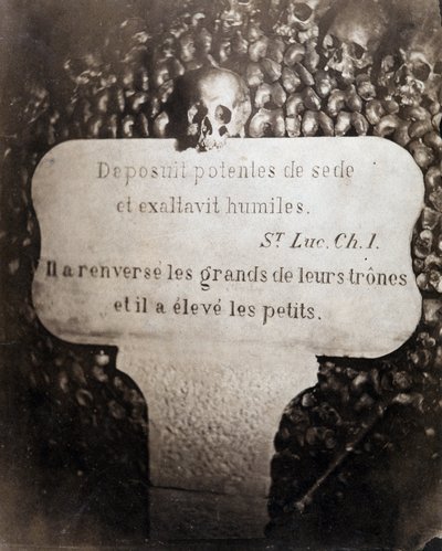 Los osarios de las catacumbas de París. Pedro con una cita del Capítulo 1 del Evangelio de San Lucas (Deposuit potentes de sede et exaltavit humiles. En francés: Derribó a los poderosos de sus tronos y exaltó a los humildes) de Nadar