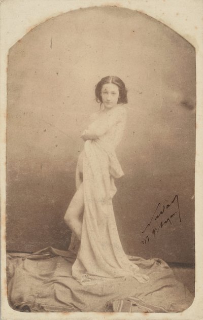 [Desnudo de pie con drapeado] de Nadar