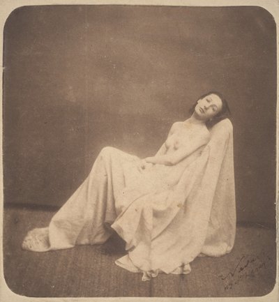 Modelo sentada, parcialmente cubierta de Nadar