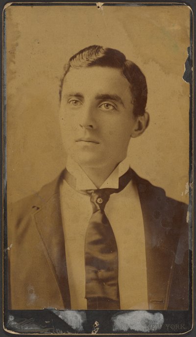 [Retrato de un joven desconocido, bien vestido y arreglado] de Napoleon Sarony