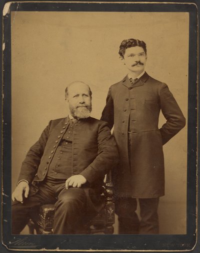 [Hombre con barba no identificado, sentado, junto a un hombre con bigote no identificado, de pie] de Napoleon Sarony