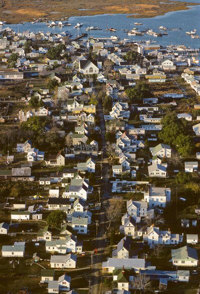 Fotografía aérea de las casas a lo largo de King Street, la espina dorsal del asentamiento de la isla de Tánger... de Nathan Benn