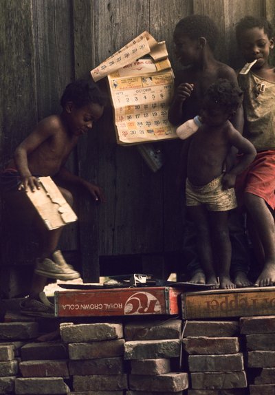 Hijos de una familia indigente de Beulah, MS, un pueblo del delta del Mississippi que creció como r... de Nathan Benn