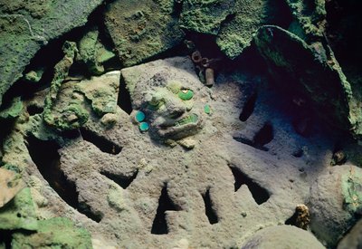 Sonajero de cobre dorado de dios decapitador en la tumba real moche del Viejo Señor de Sipán de Nathan Benn