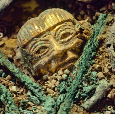 Cuenta de cabeza de oro enterrada en la tumba real moche del Viejo Señor de Sipán de Nathan Benn