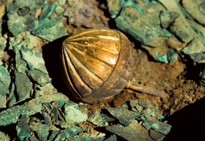 Sonajero de oro enterrado en la tumba real moche del Viejo Señor de Sipán en Perú de Nathan Benn