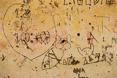 Grafitti grabado en una vieja pared exterior de yeso. de Nathan Benn