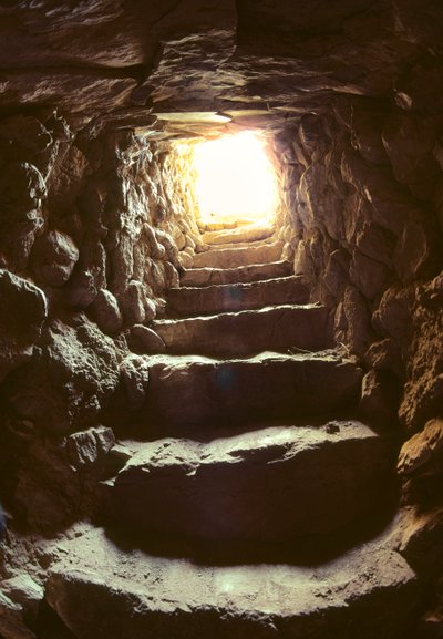 Escalera interior de la torre de Jericó construida en el Neolítico de Nathan Benn