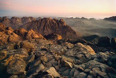 Fotografía del paisaje de las montañas, valles y desierto del Sinaí desde el pico de J... de Nathan Benn