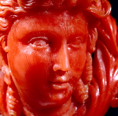 Colgante de una cabeza clásica y ánfora en coral mediterráneo y oro (detalle) de Neapolitan School