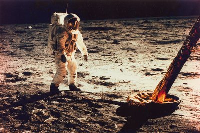 Buzz Aldrin caminando en la superficie de la luna cerca de una pata del módulo lunar, 1969 de Neil Armstrong