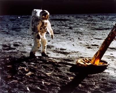 Buzz Aldrin junto a la pata del Módulo Lunar, misión Apollo II, julio de 1969 de Neil Armstrong