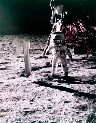 Buzz Aldrin despliega colector de viento solar en la superficie de la Luna, misión Apollo 11, julio 1969 de Neil Armstrong