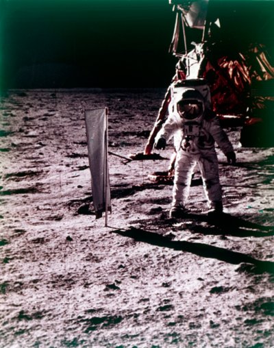 Buzz Aldrin despliega el colector de viento solar en la superficie de la Luna, misión Apollo 11, julio de 1969 de Neil Armstrong