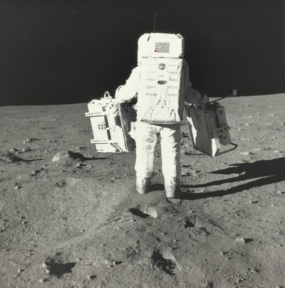 Buzz Aldrin en la Luna con componentes del paquete de experimentos científicos tempranos de Apollo, 1969 de Neil Armstrong