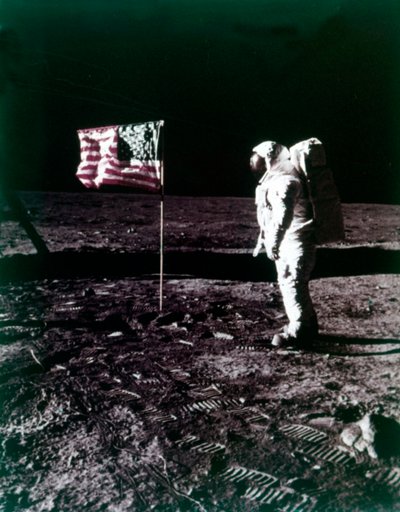 Buzz Aldrin junto a la bandera estadounidense en la superficie de la Luna, julio de 1969 de Neil Armstrong