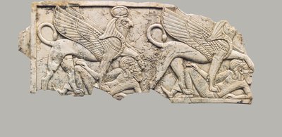 Placa de mueble tallada en relieve con dos esfinges con cabeza de halcón pisoteando cautivos, c.9th-7th siglo a.C. (marfil) de Neo Assyrian Neo Assyrian
