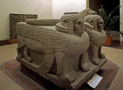 Arte neo-hitita: base de columna en basalto decorada con esfinge. del sitio de Samal (actual Sam