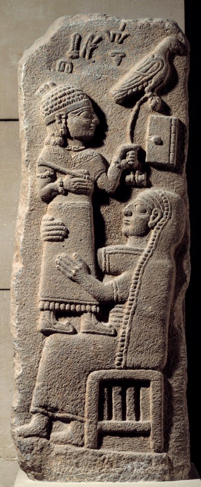 Bajo relieve de basalto que representa al escriba Tarhunpiyas en las rodillas de su madre, sosteniendo la escritura y un halcón de caza. Final del siglo VIII a.C. De Marash, Anatolia. Era neo-hitita (1050-800 a.C.) de Neo Hittite Neo Hittite