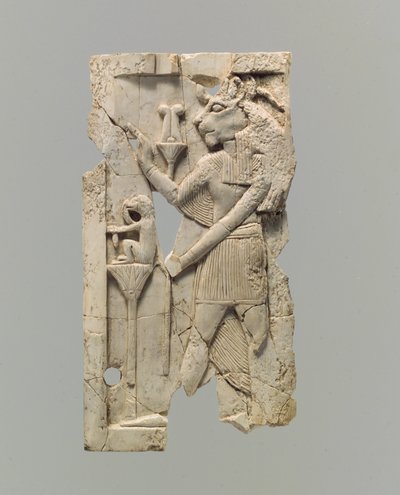 Placa de mueble tallada en relieve con figura de cabeza de león, c.8vo-7mo siglo a.C. de Neo Assyrian