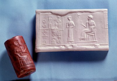 Mesopotamia: Sello de piedra de cuarzo y molde (impresión) que representa una figura hablando con una deidad. Período neo-sumerio (ca. 2150-2000 a.C.) de Neo Sumerian