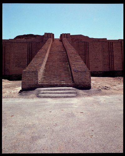Vista de la escalera del zigurat reconstruido, 2050 a.C. de Neo Sumerian