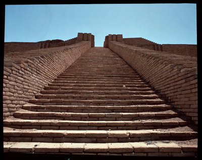 Vista de la escalera del zigurat reconstruido, 2050 a.C. de Neo Sumerian